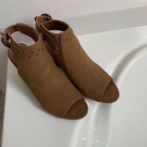 NEW 🔥 Tan Peep Toe Booties Zipper